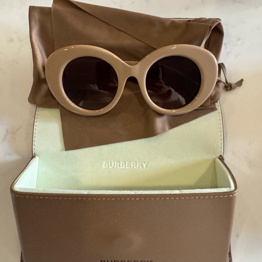 New Burberry Sunglasses never worn - Picture 8 of 8